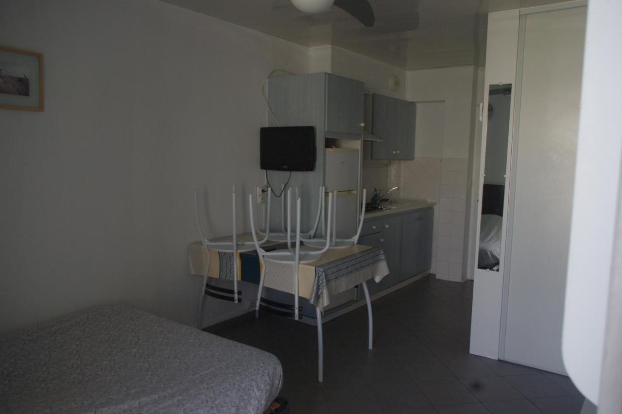 Aparthotel Les Stoechades Hyères Esterno foto